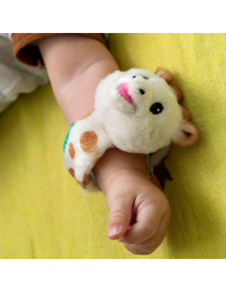 Sonajero Pulsera Sophie. Pulsera en muñeca de bebé de peluche con forma de jirafa de colores blanco, marrón, azul y amarillo
