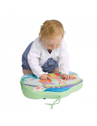 Touch & play board. Bebé jugando con un tablero interactivo multicolor con diferentes dibujos de animales como la jirafa Sophie.