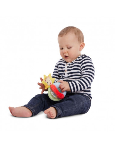 Sonajero bolitas. Bebé jugando sentado con el sonajero