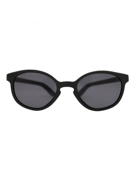 Gafas de sol con forma wayfarer de color negro de frente.