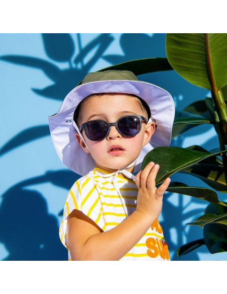 Niño con las gafas de sol con forma wayfarer de color negro