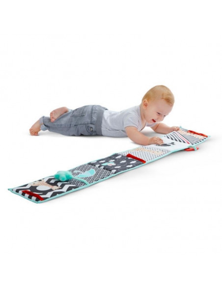 Bebé en el suelo jugando con el libro desplegable