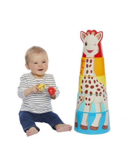 Bebé con la torre de Sophie la girafe con la figura de la jirafa Sophie