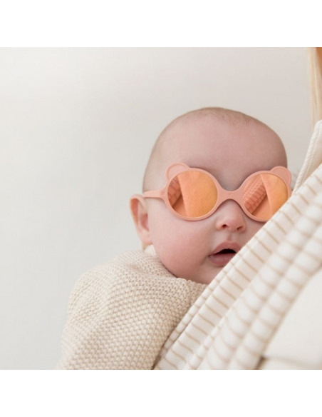 bebé con las gafas de sol color melocotón