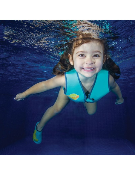 niña sumergida en el agua con el chaleco de natación evolutiva