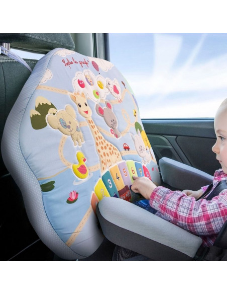 Touch & play board. Bebé jugando con el tablero interactivo multicolor en el coche