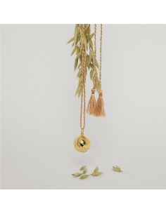 Llamador de ángeles GINKGO en plata 925 con  grabado de hoja de Ginkgo y cordón de seda gris claro. 2