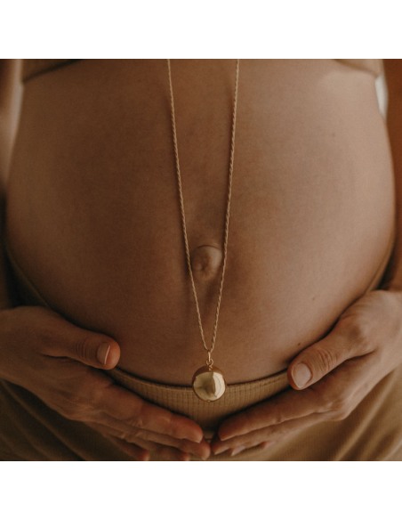 Joya Embarazo Joy de Ilado puesta en embarazada con vientro embarazada