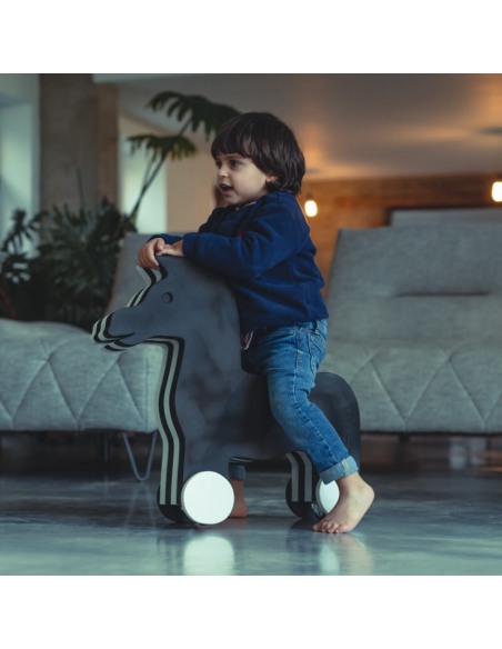 Correpasillos ZEBRA de goma EVA para juego libre con niño de lado