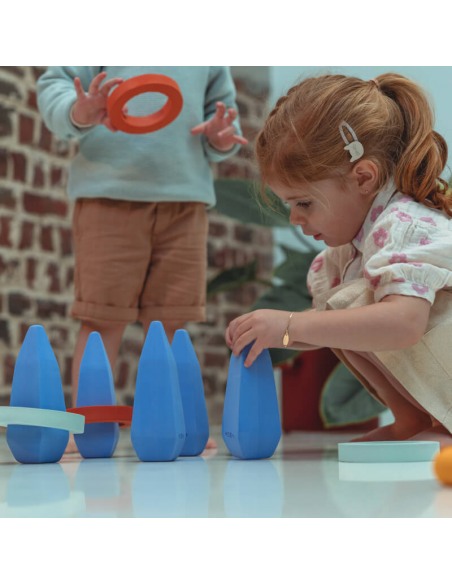 JUEGO DE MOES set de 15 piezas de goma EVA para juego libre con niña jugando