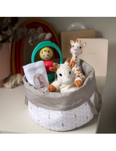 Cesta de regalo Sophie la girafe. Peluche, sonajero y mordedor de Sophie la girafe en la cesta. 2
