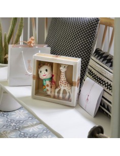 Mi primer set Sophie la girafe + Sonajero peluche Cri-Cri. Peluche y mordedor de la jirafa Sophie en la caja. 2
