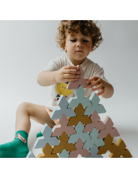 Niño jugando con Triángulo