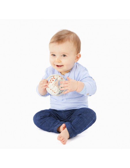 Bebé jugando con Bola de dentición Sensory fondo blanco