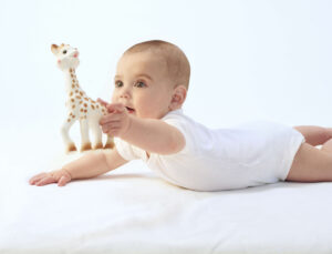 Bebé enseñando a Sophie la Girafe