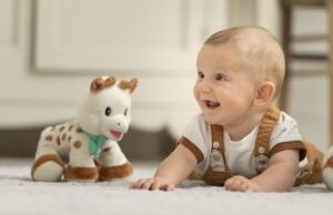 Bebé con peluche de Sophie la Girafe
