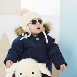 Bebé con gafas de sol para la nieve y gorro