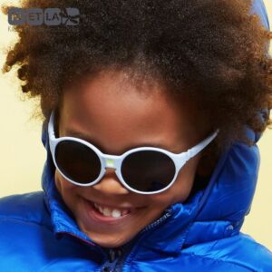Niño con gafas de sol para la nieve